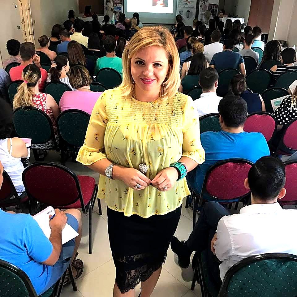 Raluca Tita în sala plină de participanți, la evenimentul dedicat viitoarelor mămici